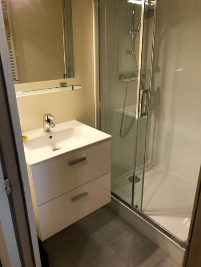 rénovation et transformation d'une salle de bain en salle de douche dans un appartement DEAUVILLE 14800