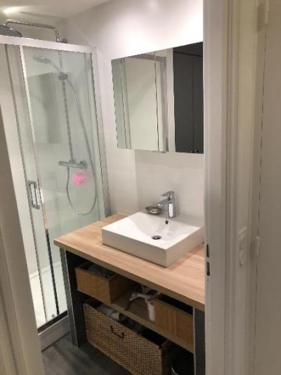 rénovation et transformation d'une salle de bain en salle de douche dans un appartement DEAUVILLE 14800