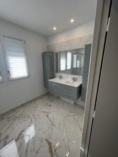Création d'une salle de bain dans une maison neuve sur la commune de TOURGEVILLE