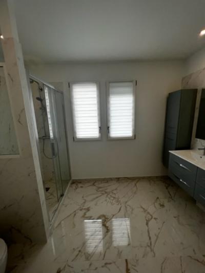Création d'une salle de bain dans une maison neuve sur la commune de TOURGEVILLE