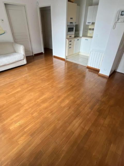 Réfection d'un parquet en ponçage et peinture sur le commune de Deauville