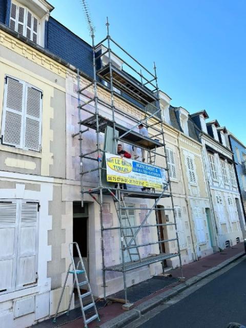 Ravalement d'une façade d'une maison sur la commune de Deauville