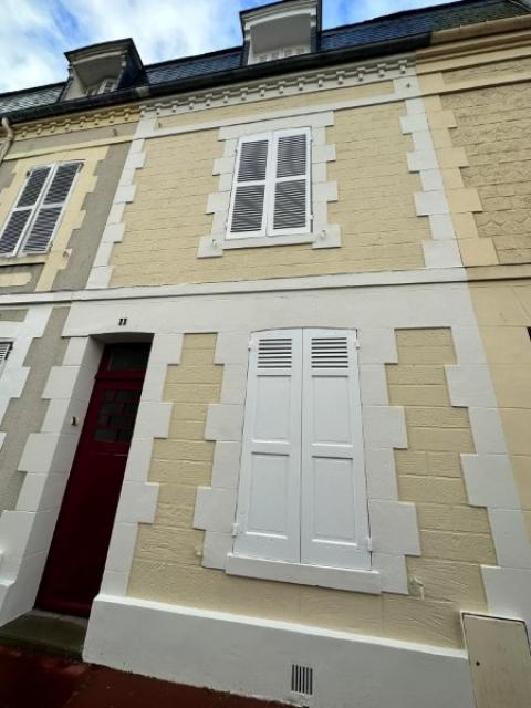 Ravalement d'une façade d'une maison sur la commune de Deauville