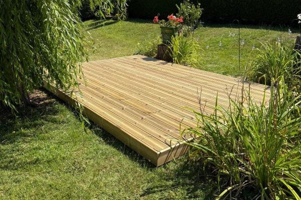 Création d'une terrasse dans un jardin sur la commune de Touques