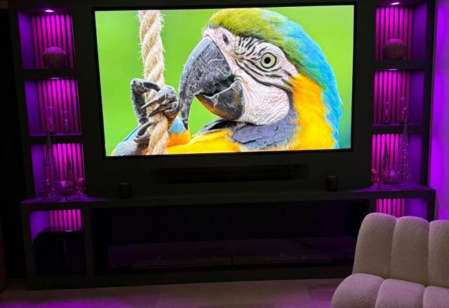 Création d'un Cinewall sur mesure dans votre salon avec éclairage LED