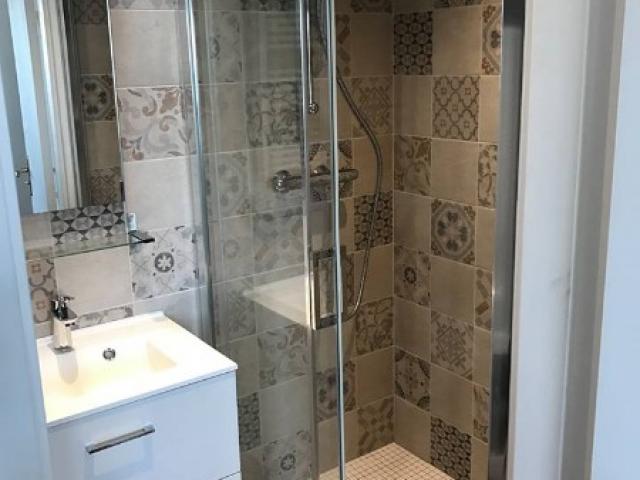 Création d'une salle de douches à l'italienne dans un appartement à BLONVILLE SUR MER 14910