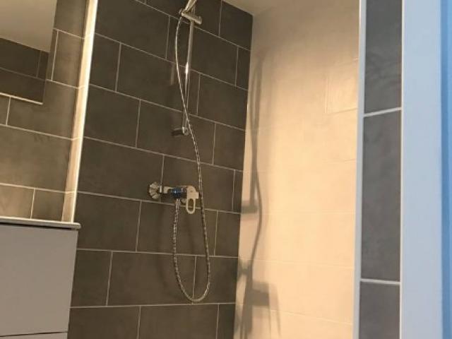 Création d'une salle de douches à l'italienne dans un studio à BENERVILLE SUR MER 14910