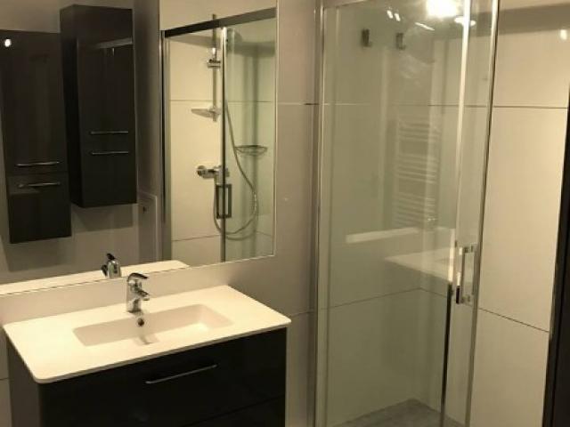 Création d'une salle de douches à l'italienne dans un appartement à BLONVILLE SUR MER 14910