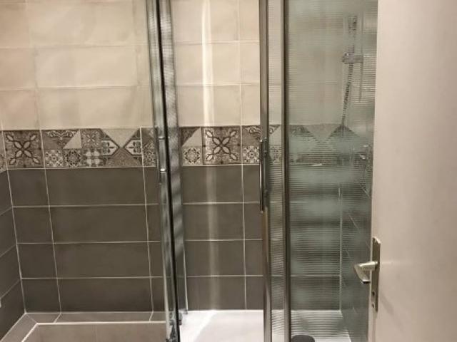 Création d'une salle de douches dans un appartement à TROUVILLE SUR MER 14360