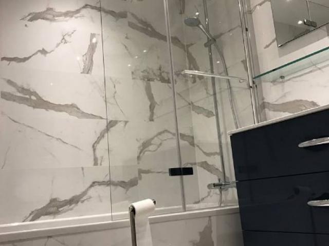 Rénovation d'une salle de bains en marbre à DEAUVILLE 14800