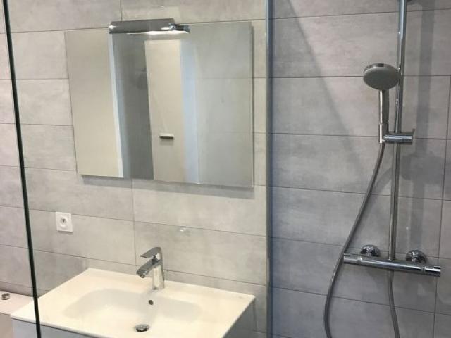 Remplacement d'une salle de bain par une salle de douche dans une maison à TOUQUES 14800