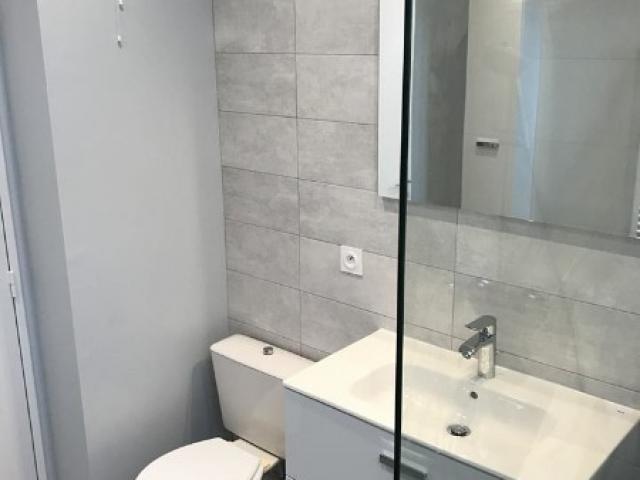Remplacement d'une salle de bain par une salle de douche dans une maison à TOUQUES 14800