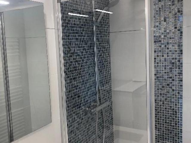 Rénovation et décoration d'une salle de douches à SAINT-GATIEN DES BOIS 14130