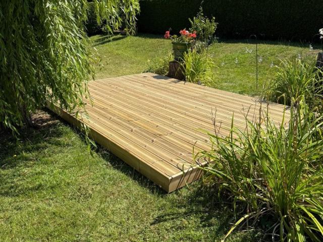 Création d'une terrasse dans un jardin sur la commune de Touques