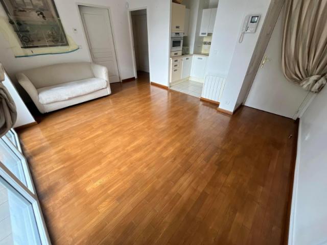 Réfection d'un parquet en ponçage et peinture sur le commune de Deauville