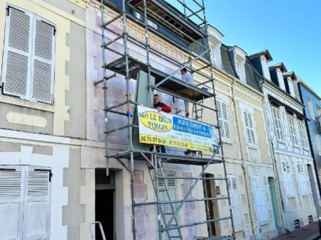 Ravalement d'une façade d'une maison sur la commune de Deauville