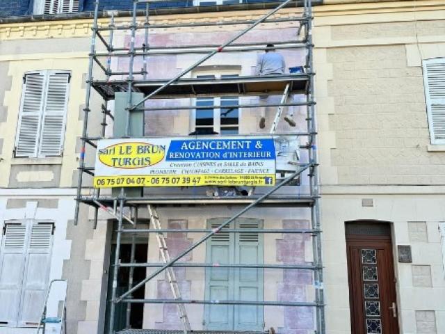 Ravalement d'une façade d'une maison sur la commune de Deauville