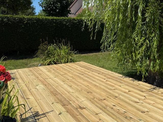 Création d'une terrasse dans un jardin sur la commune de Touques