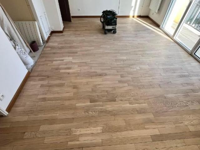 Réfection d'un parquet en ponçage et peinture sur le commune de Deauville