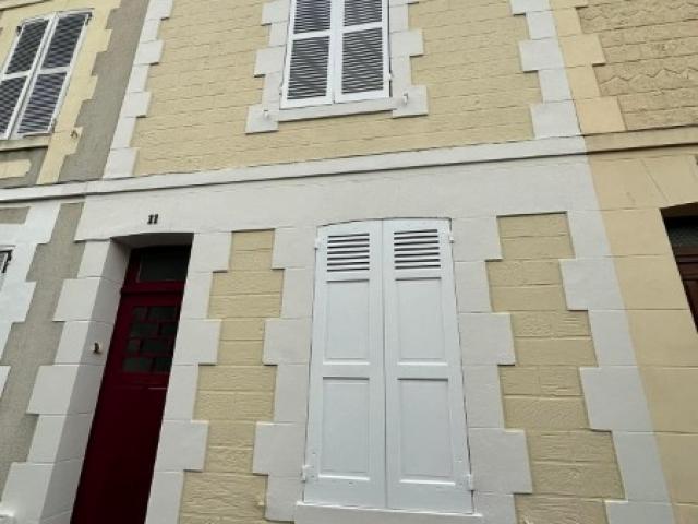 Ravalement d'une façade d'une maison sur la commune de Deauville